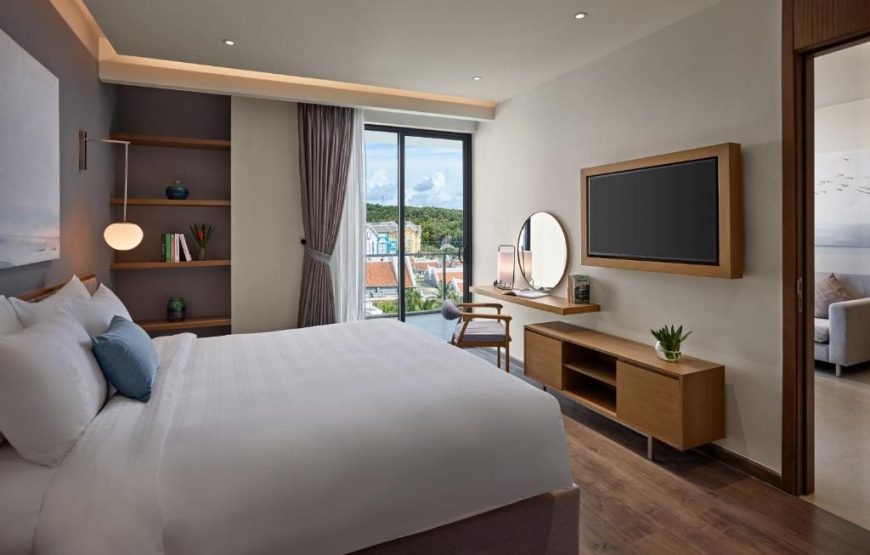 Superior Suite, 1 King Bed with Balcony